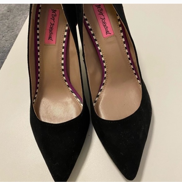 Betsey Johnson pink ruffle back suede heels - Picture 2 of 7